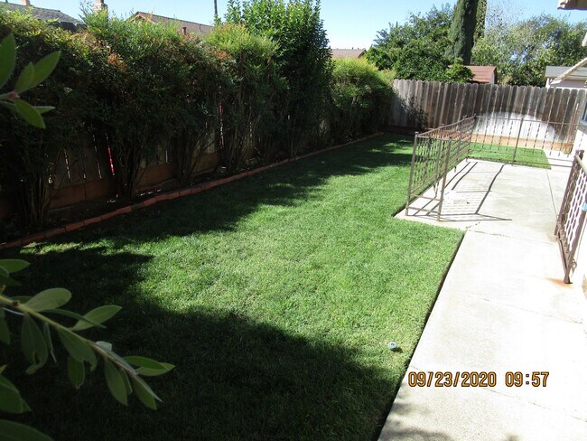 Building Photo - Nice Floorplan, Cute Yards - 4 Bedroom/2 B...