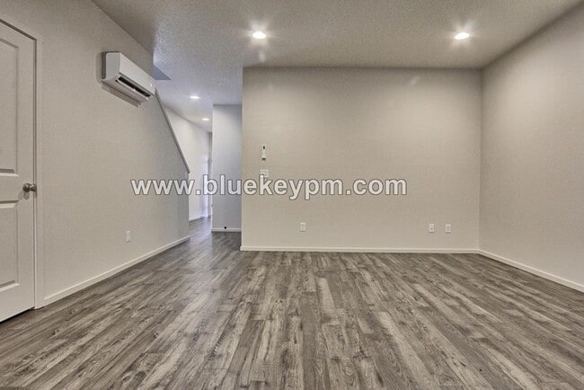 Building Photo - 3 Bed, 2.5 Bath Townhome in East Vancouver