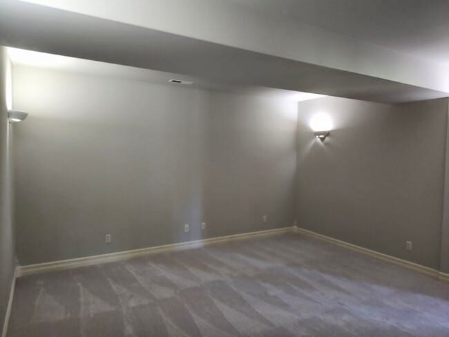 Building Photo - 718 Briarwood Dr