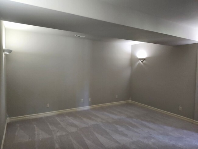 Building Photo - MOVE IN SPECIAL! Gorgeous Fully Furnished ...