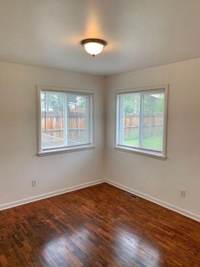 Building Photo - 2 Bedroom, 1 Bath Ranch Style Duplex with ...