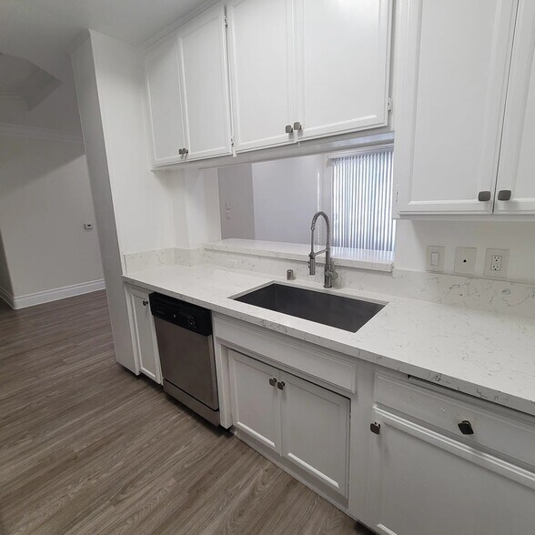 Building Photo - 2669 S Barrington Ave