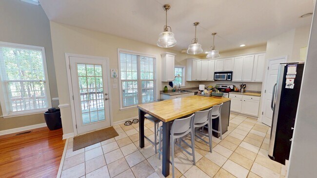 Building Photo - 5 Bedrooms with Golf Course Views in Carol...