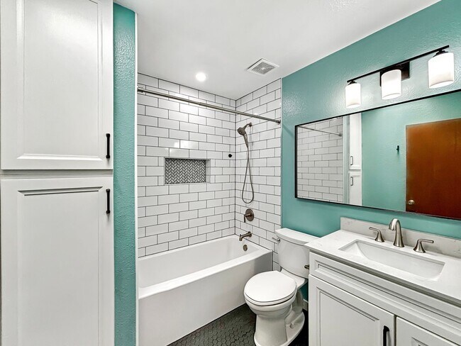 Building Photo - Stunning 2BD/2BA Condo in University Heigh...
