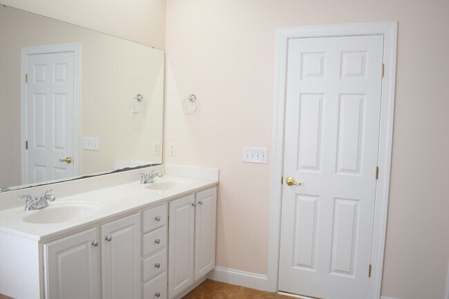 Building Photo - 1305 Wakefield Ct