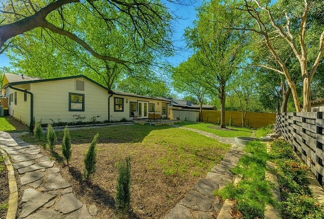 Building Photo - 7002 Whispering Oaks Dr