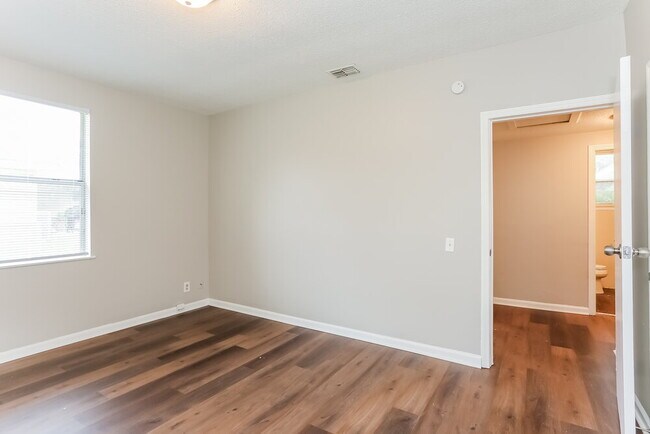 Building Photo - 4606 Albermarle Ave