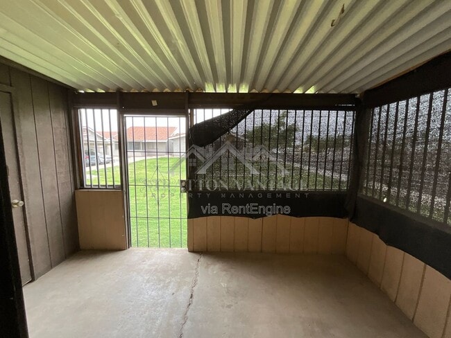 Building Photo - 405 E Bruce Ave