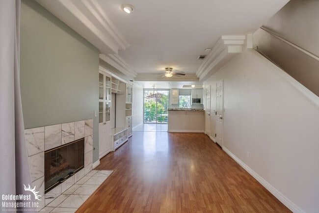 Building Photo - Modern 2Bdm 2.5Ba Town-home with Rooftop D...
