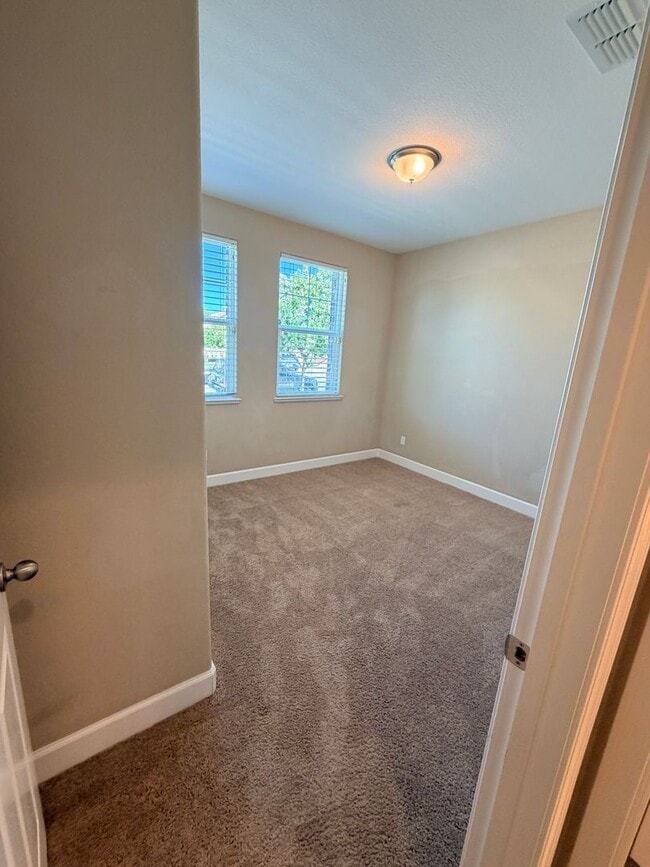 Building Photo - 1587 Manzanita Way