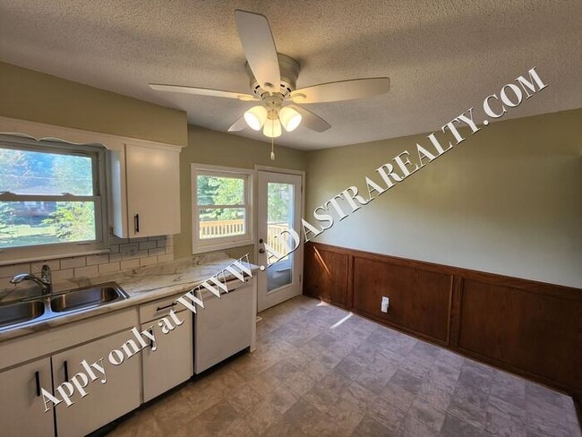 Building Photo - Nice Updated 2 Bed 1.5 Bath Duplex in Base...