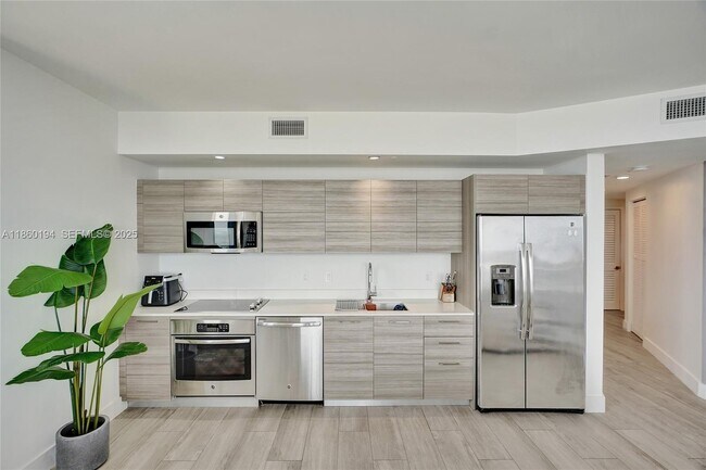 Building Photo - 121 NE 34th St