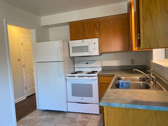 Building Photo - Convenient location, washer/dryer included