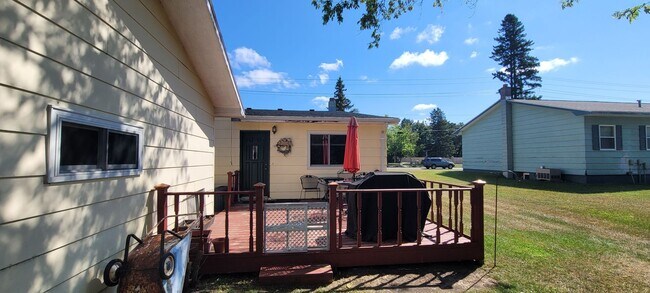 Building Photo - Partially Furnished 3 Bedroom House