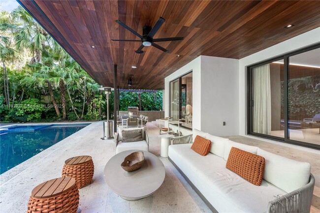 Building Photo - 2415 San Domingo St