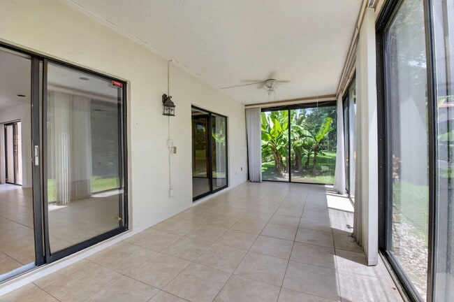 Building Photo - 9264 Vista Del Lago