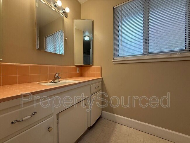 Building Photo - 1537 Maplewood Dr