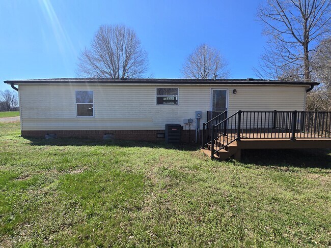 Building Photo - 165 Cattle Ln