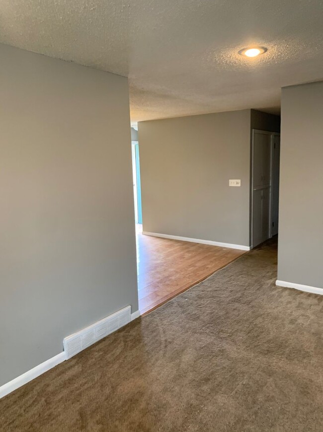 Building Photo - Charming 3 bedroom house St. Cloud!