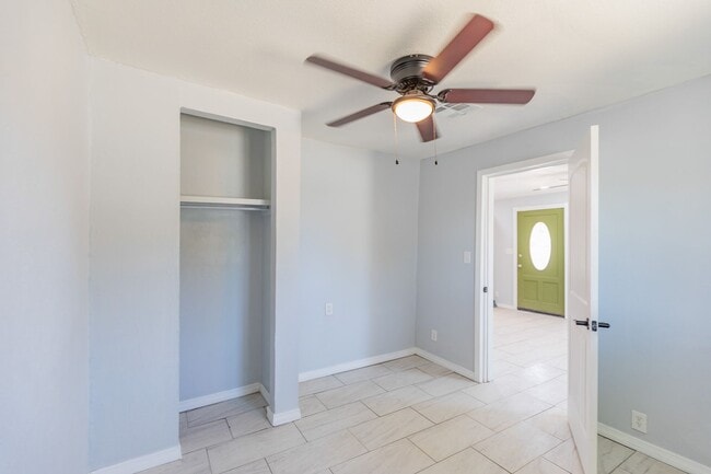 Building Photo - Adorable updated 2 Bedroom 1 Bath Home on ...