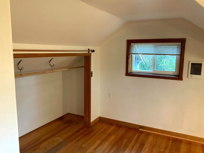 Building Photo - 1 Bedroom House in the Whit