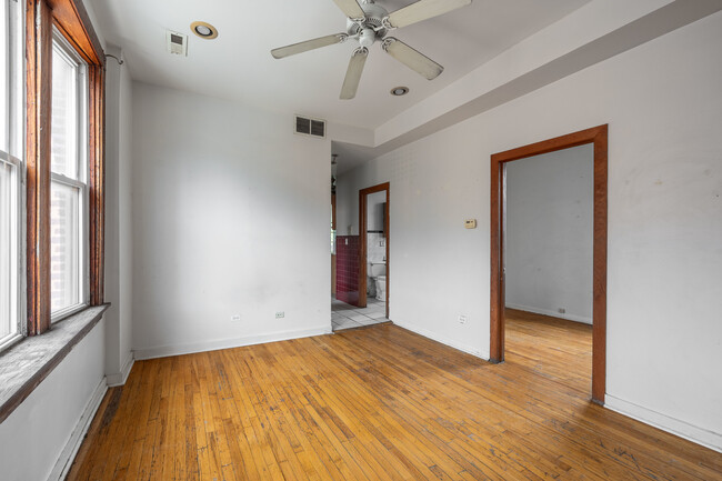 Building Photo - 2842 W Augusta Blvd