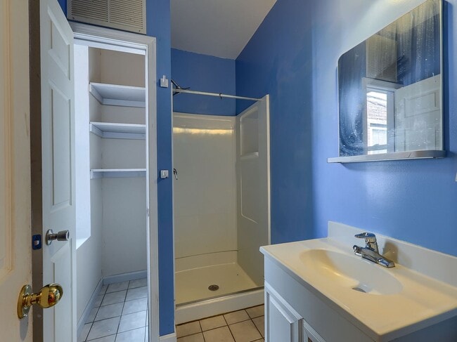 Building Photo - Large 2BR/2BTH house on Penn St!