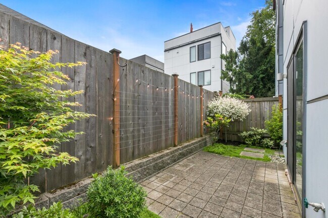 Building Photo - 3Bd/3Ba Seattle Townhome