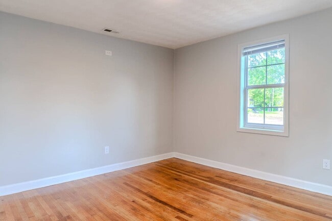 Building Photo - Charming Portsmouth Home with Spacious Backyard