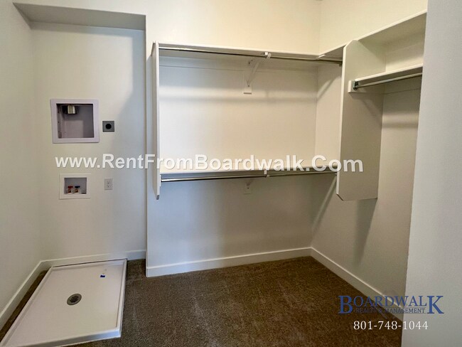 Building Photo - Modern Town Home in Highland!