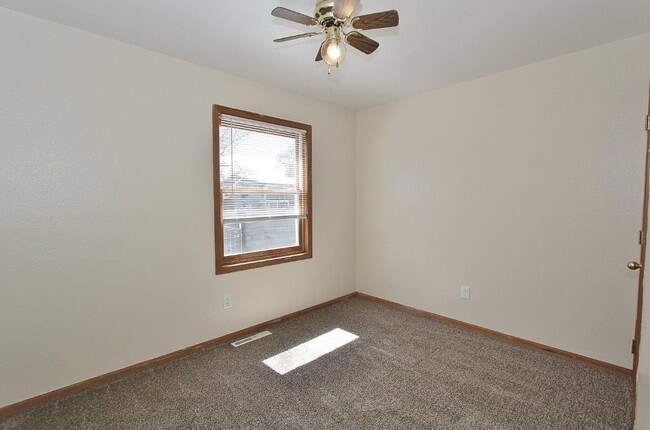 Building Photo - 1020 S Hayes Ave