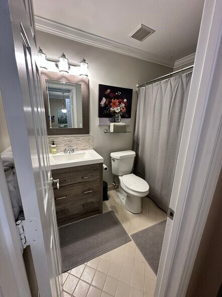 Guest Bathroom - 301 Queens Rd