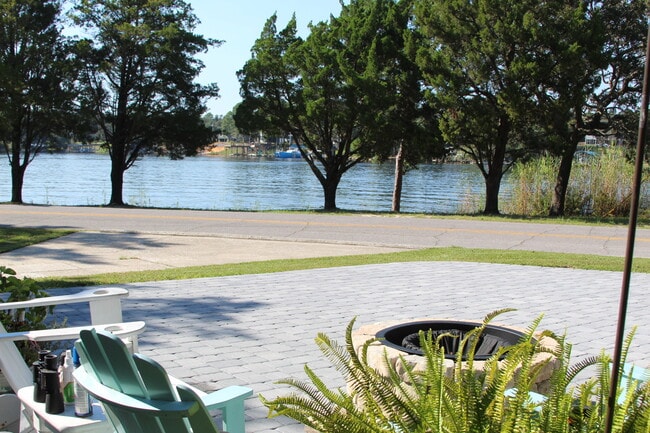 Primary Photo - 1139 N Bayshore Dr