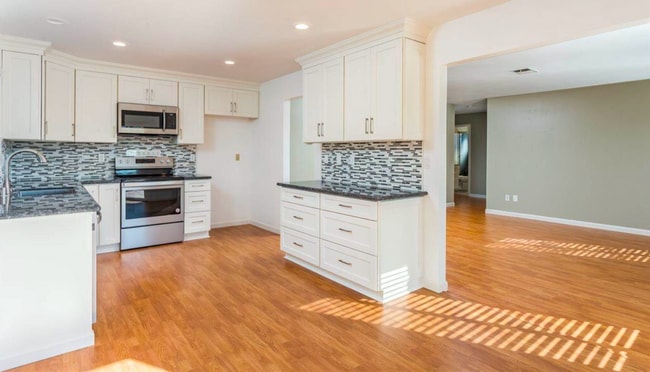 Building Photo - Beautiful 3 Bedroom Home Located in the City of Pittsburg.