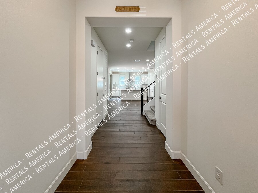 Building Photo - 657 W Browning Pl