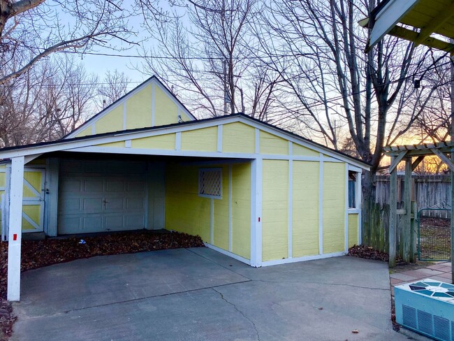 Building Photo - 1 bedroom home w/ fenced in yard