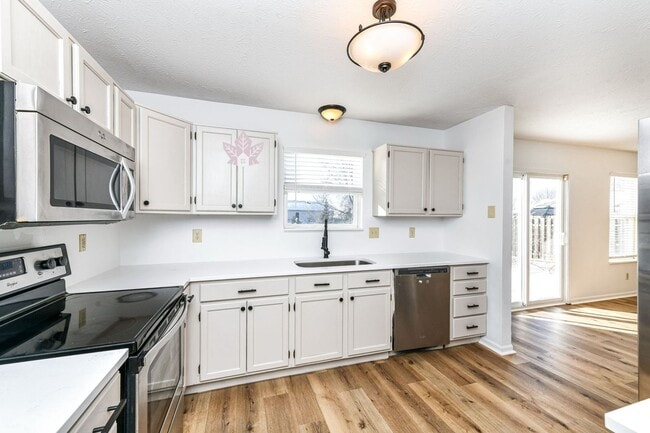 Building Photo - Beautiful Updated 4 Bed 2.5 Bath Westfield
