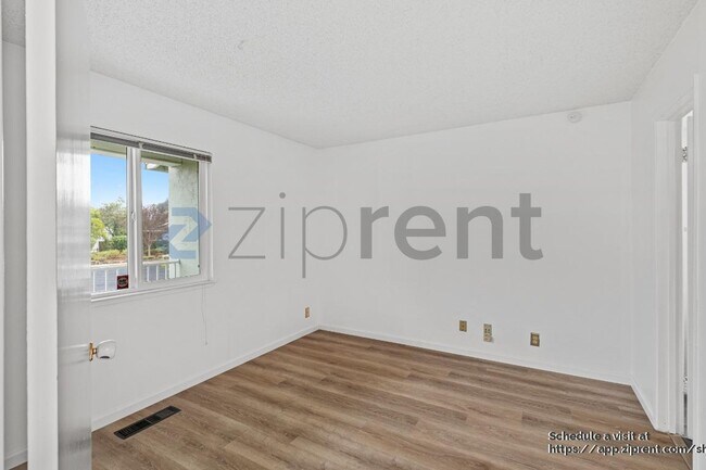 Building Photo - 60 Deerhaven Pl