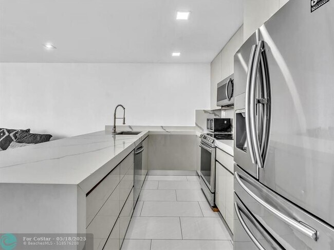 Building Photo - 3725 S Ocean Dr