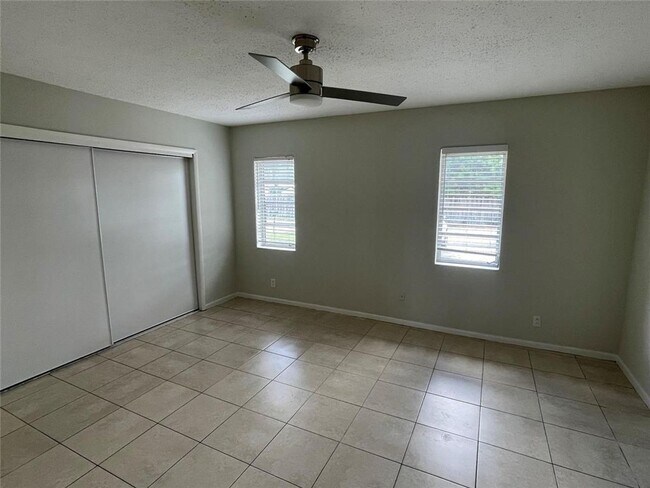 Building Photo - 5420-5422 SW 25th Ave