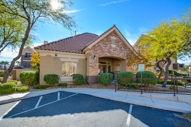 Building Photo - Gorgeous 3 bedroom 2.5 bathroom Townhome conveniently located in the heart of Henderson.