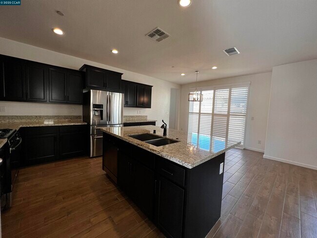 Building Photo - 742 Iris Dr
