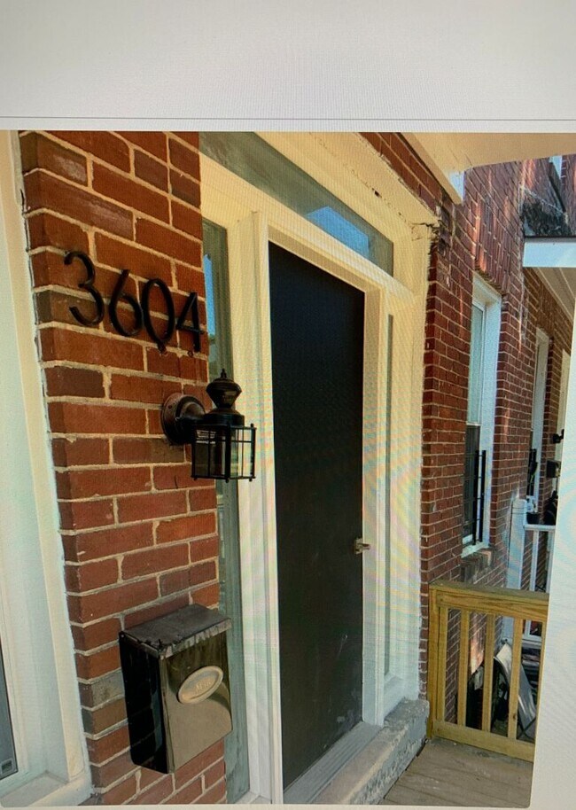 Building Photo - Renovated 3 Bedroom / 2 Bathroom located in Park heights Neighborhood