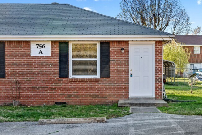 Building Photo - Cozy Two Bedroom Apartment