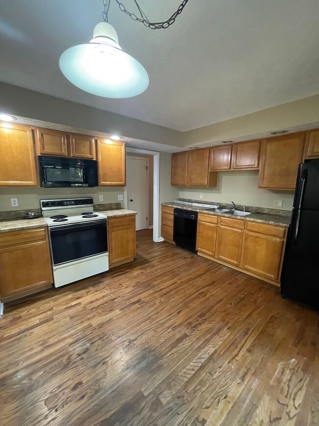 Building Photo - 3 bed, 2.5 bath, 2 car garage split foyer home in West Knoxville