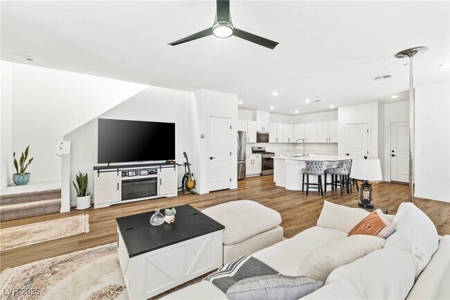 Building Photo - 2734 Fantoni St
