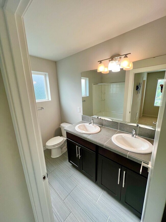 Building Photo - Exceptional 4 Bed 3 Bath Townhome on corner lot. One months rent free!!