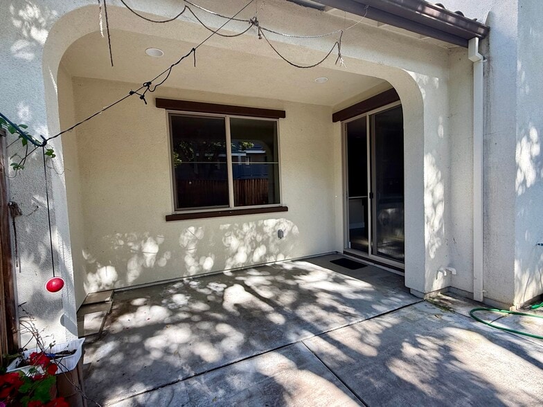 Neat and clean patio - 27 Rogers Ln