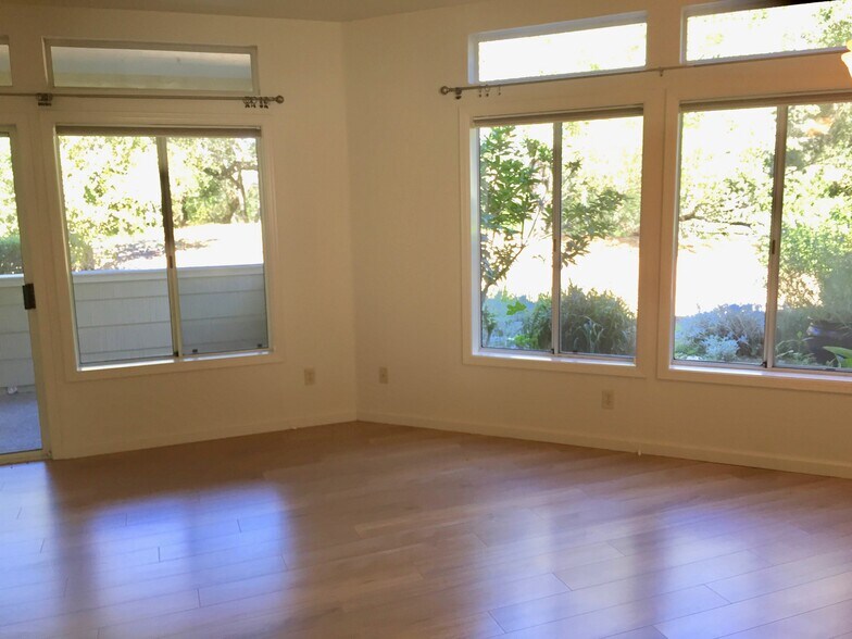 Living Room w/ Back Patio - 2103 Stonefield Ln