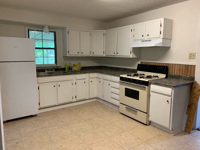 Building Photo - 705 W Center St